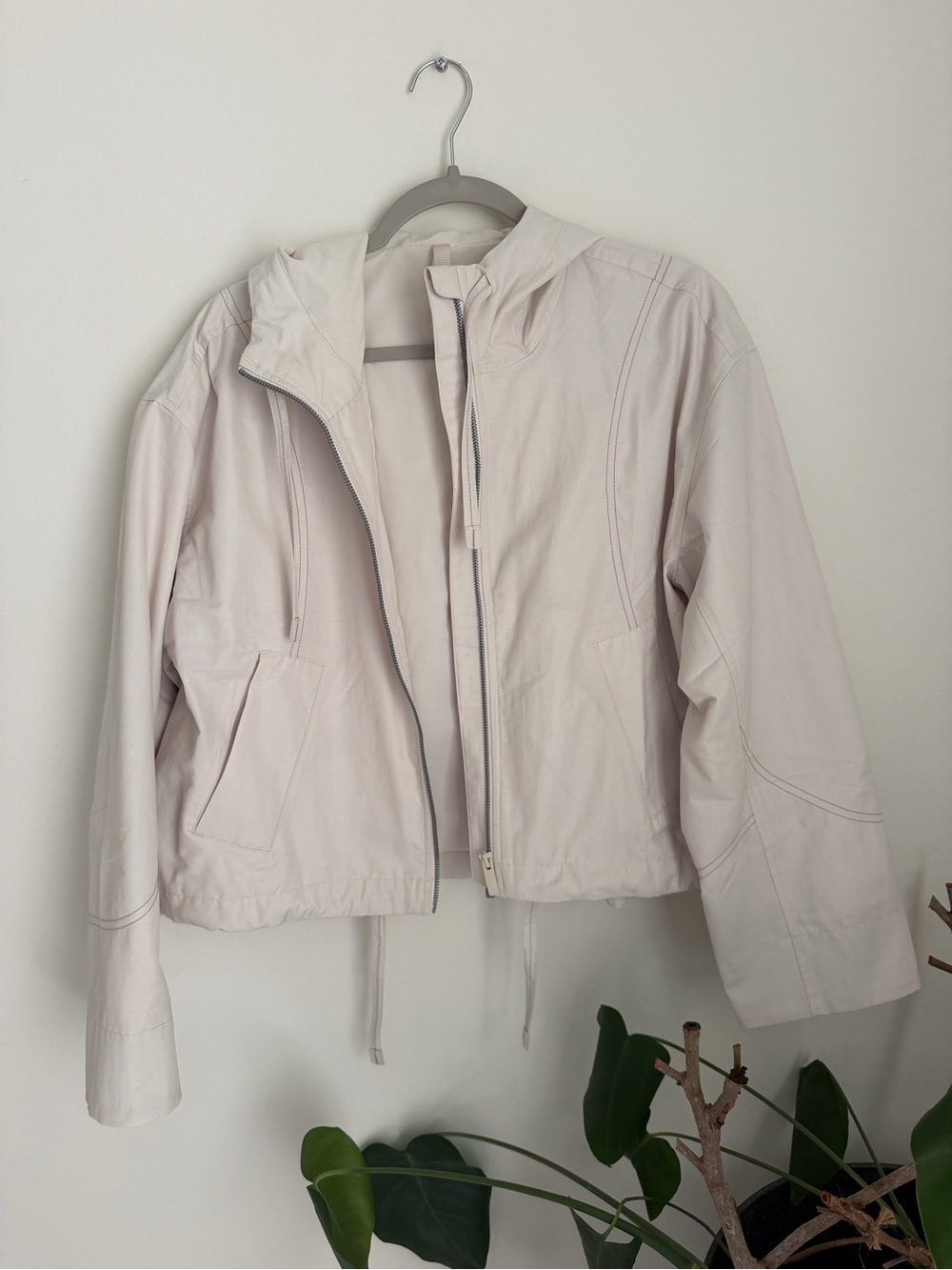 Lululemon Water-Resistant Cropped Hooded Jacket in Light Ivory/Sheer Oak - Picture 4 of 6